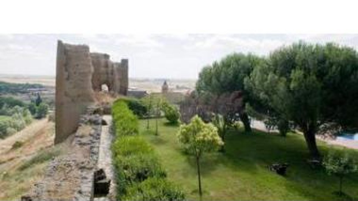 Alfonso Hidalgo con una de las torres del castillo.