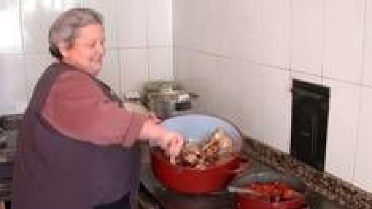 Marisa, durante la preparación del tradicional aguisao