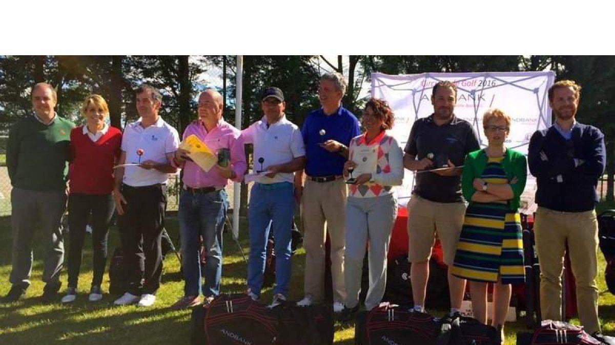 Foto de familia de los triunfadores y los organizadores del torneo. DL