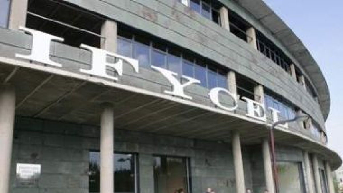 Imagen exterior de la sede del Ifycel en los bajos del estadio de fútbol municipal.