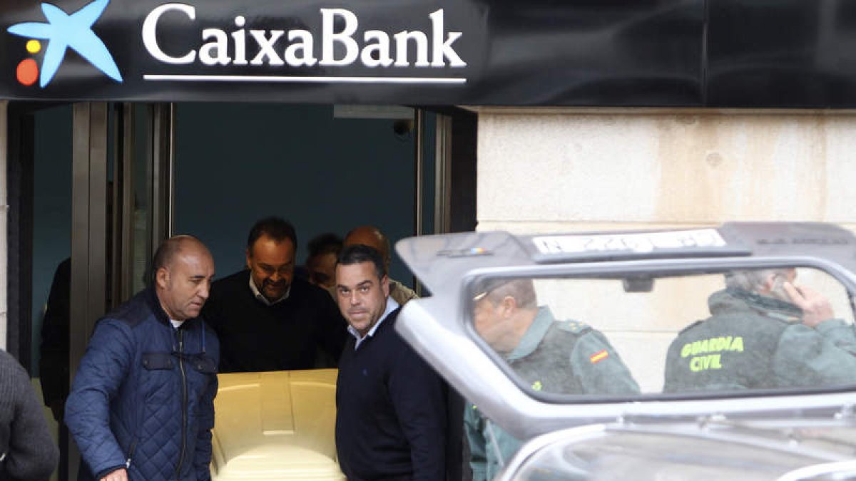 Efectivos de los servicios funerarios trasladan el cadáver del director asesinado. MARIANO CIEZA MORENO