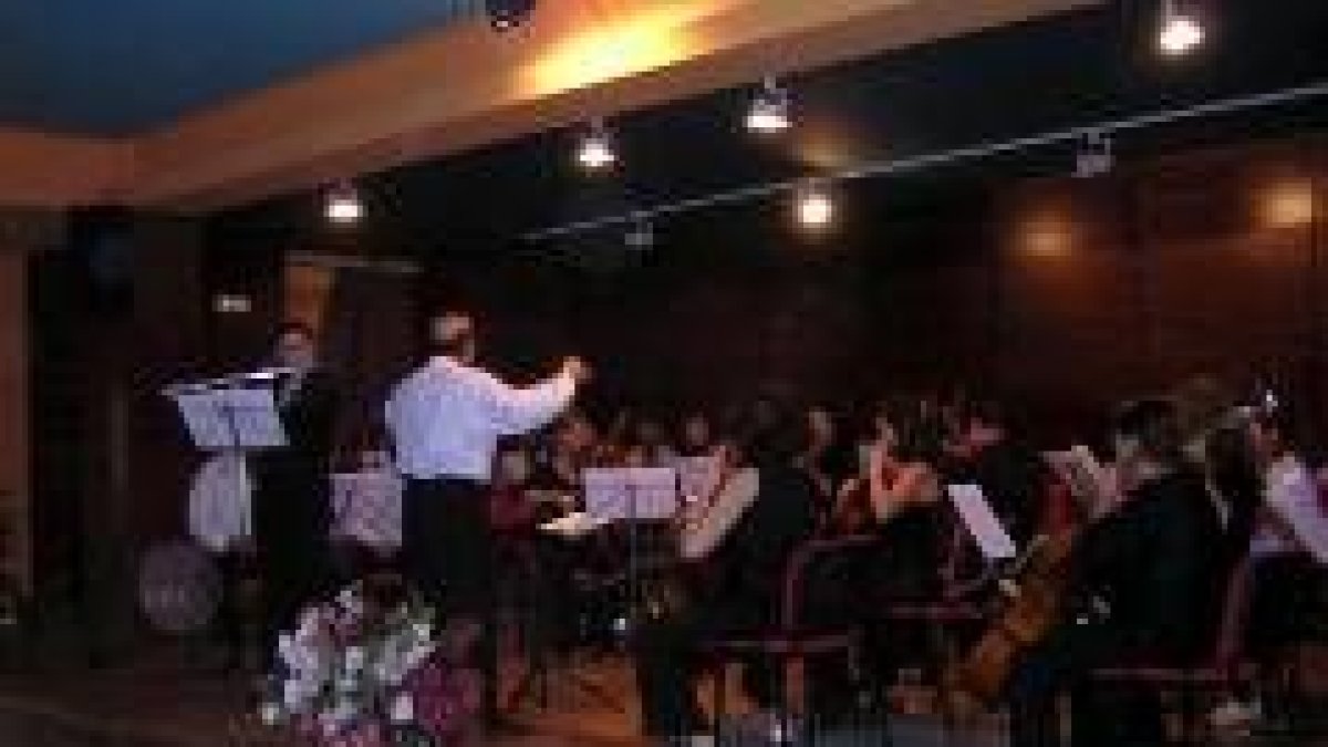 Momento del concierto de clausura, dirigido por José Ramón Hevia Álvarez