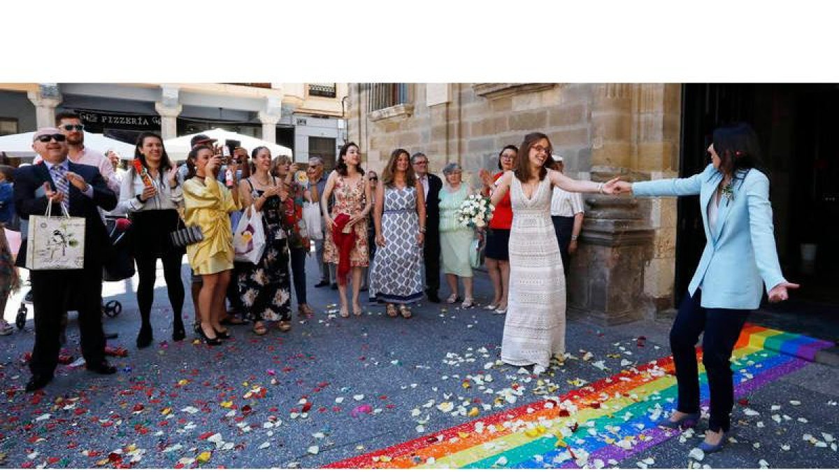 Diversos momentos de la celebración de la primera boda entre dos personas del mismo sexo en Astorga, con algunas de las actuaciones que animaron la cita. MARCIANO