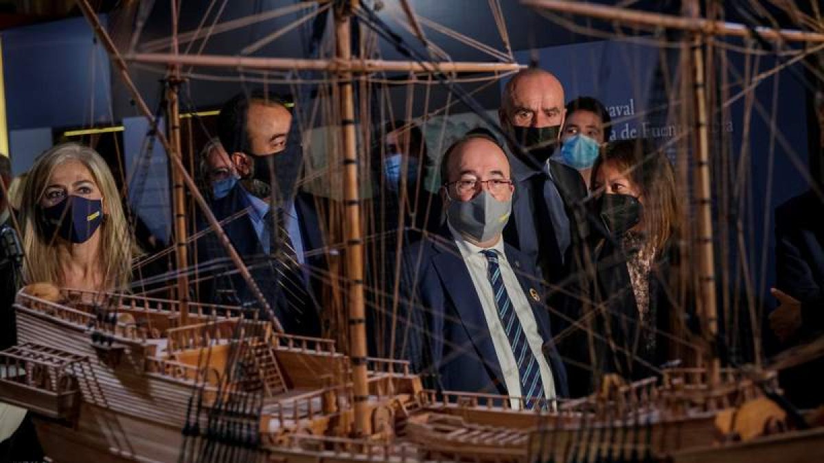 El ministro de Cultura, Miguel Iceta, ante la maqueta del ‘Juncal’. JULIO MUÑOZ