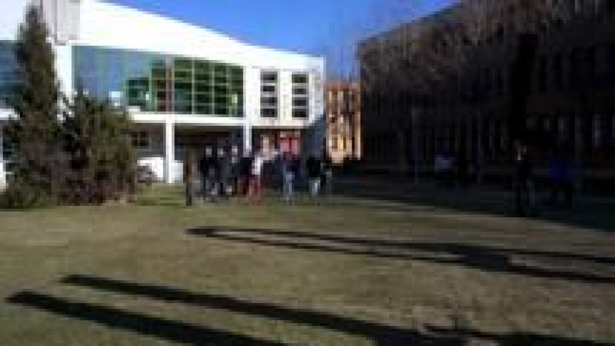 En la imagen, alumnos del Campus de Vegazana en la explanada de la cafetería