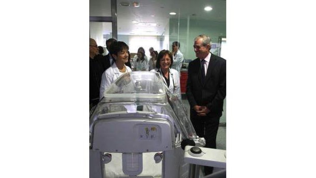 Guisasola, en la nueva uci pediátrica del Hospital de Valladolid