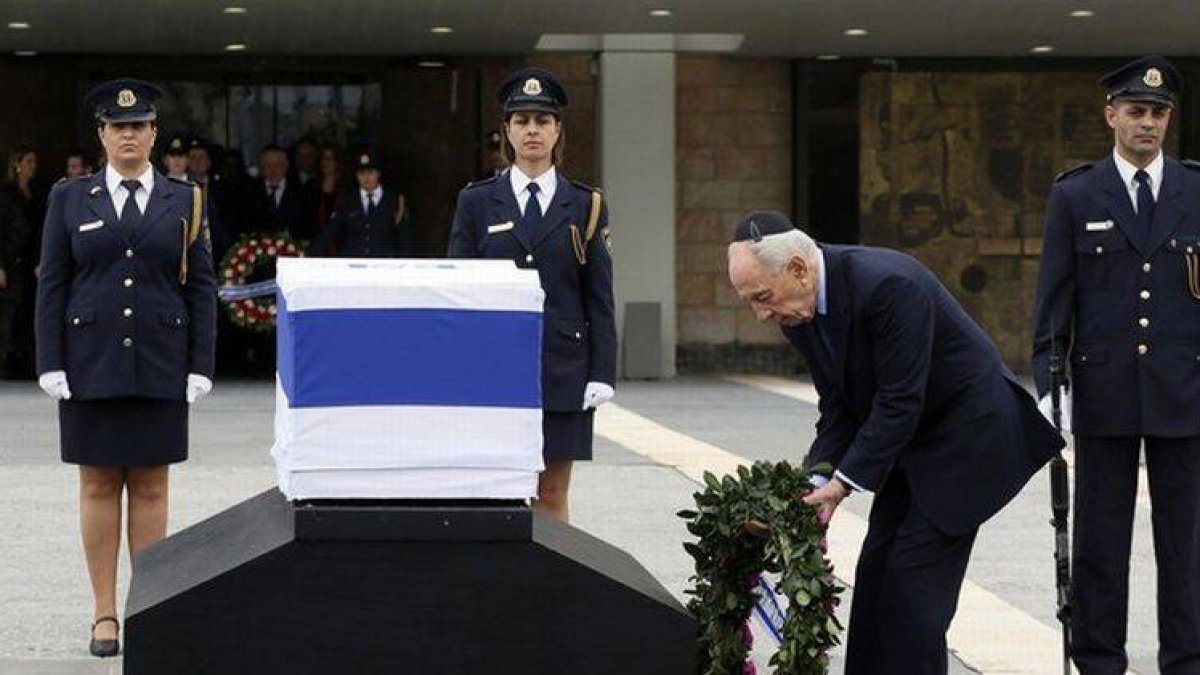 El presidente israelí Shimon Peres rinde tributo al exprimer ministro fallecido el sábado.