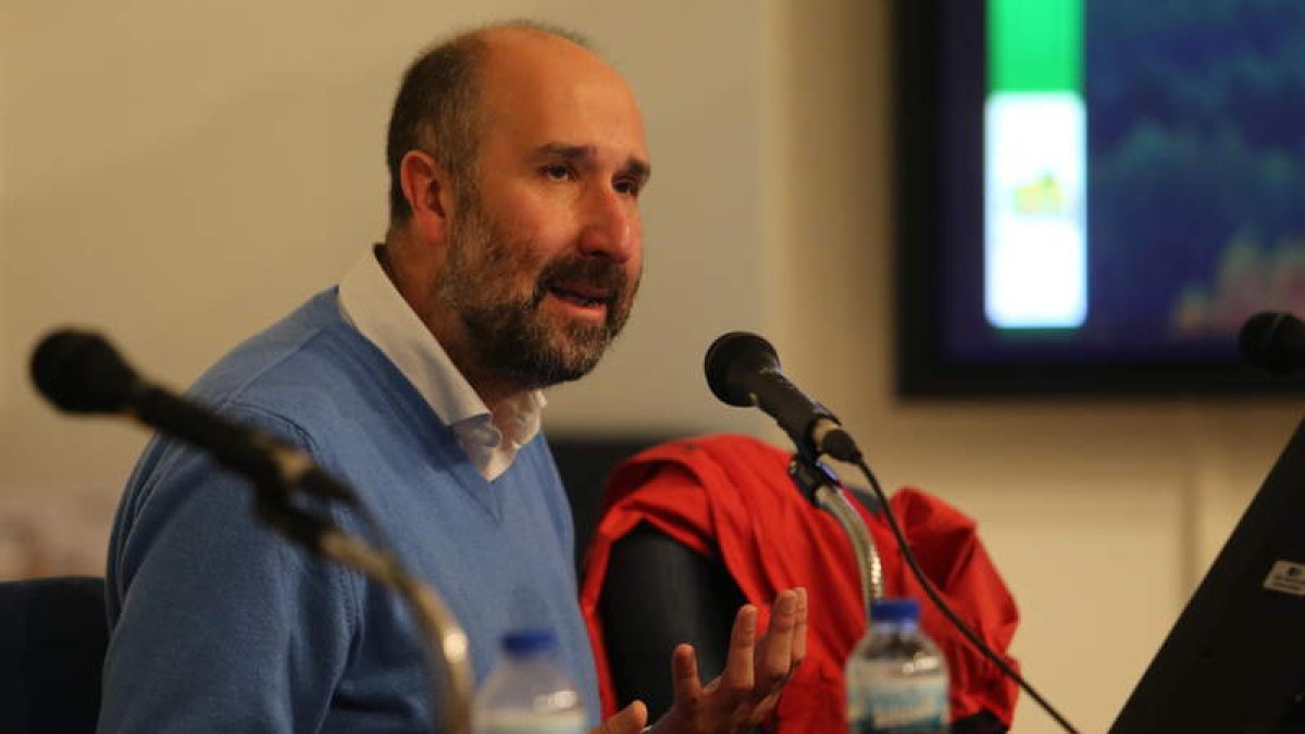 José Ignacio Molina, jefe del Servicio de Espacios Naturales de la Junta, ayer en la Uned.