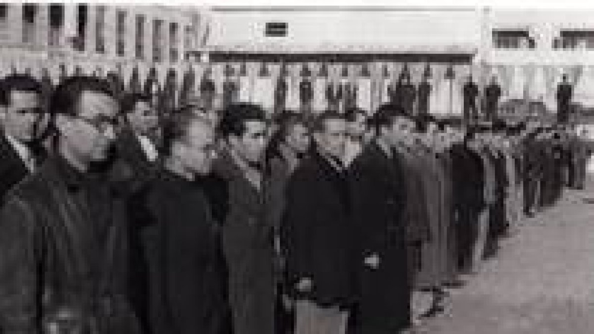 Prisioneros en una cárcel franquista durante la postguerra