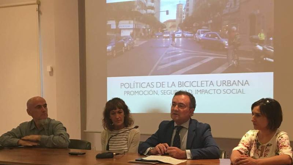 Esteban García, Cristina Villalón, Fernando Salguero y Leticia Rodríguez de Robles, ayer durante la ponencia técnica. DL
