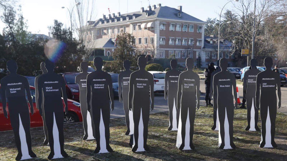 Imagen de una instalación con las figuras de los muertos en la valla de Melilla. JUAN CARLOS HIDALGO