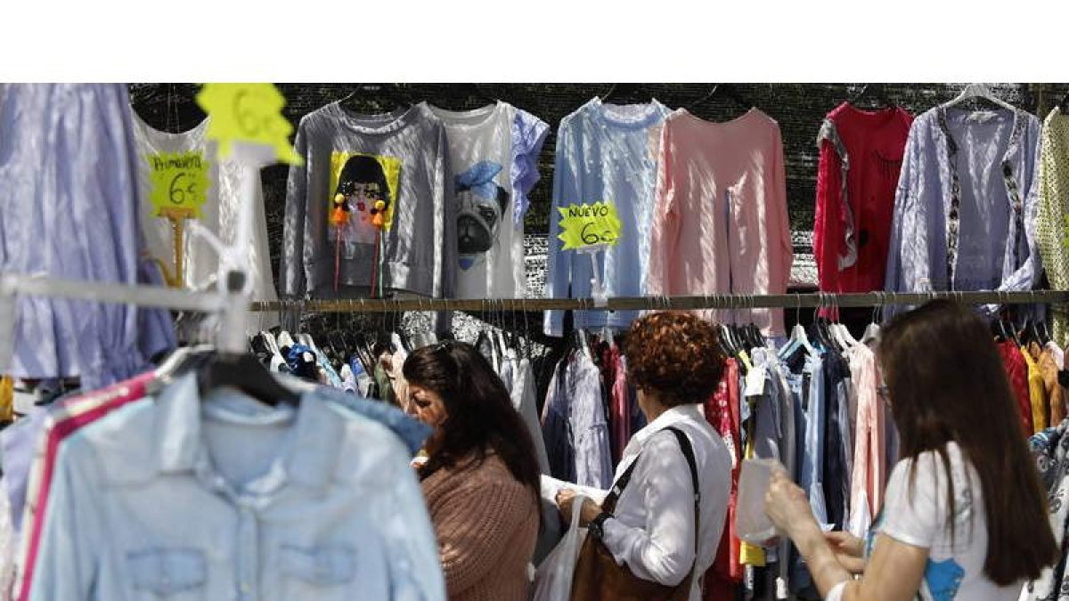 Puestos de venta en el Rastro de León.