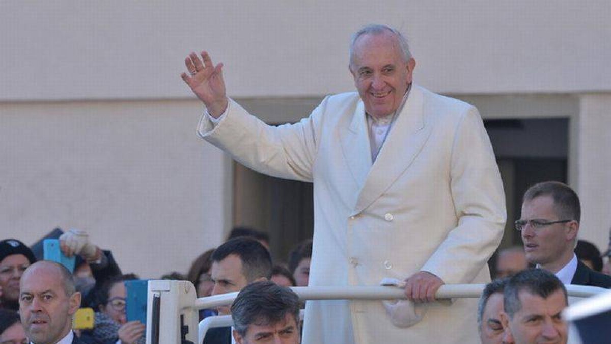 El Papa saluda a los fieles en la plaza de San Pedro.