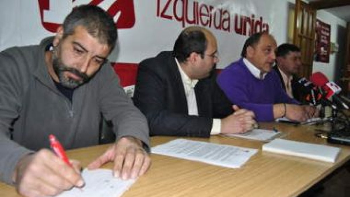 Guillermo Murias, Santiago Ordóñez, Miguel Ángel Fenández y Carlos Alonso, ayer en la sede de IU.