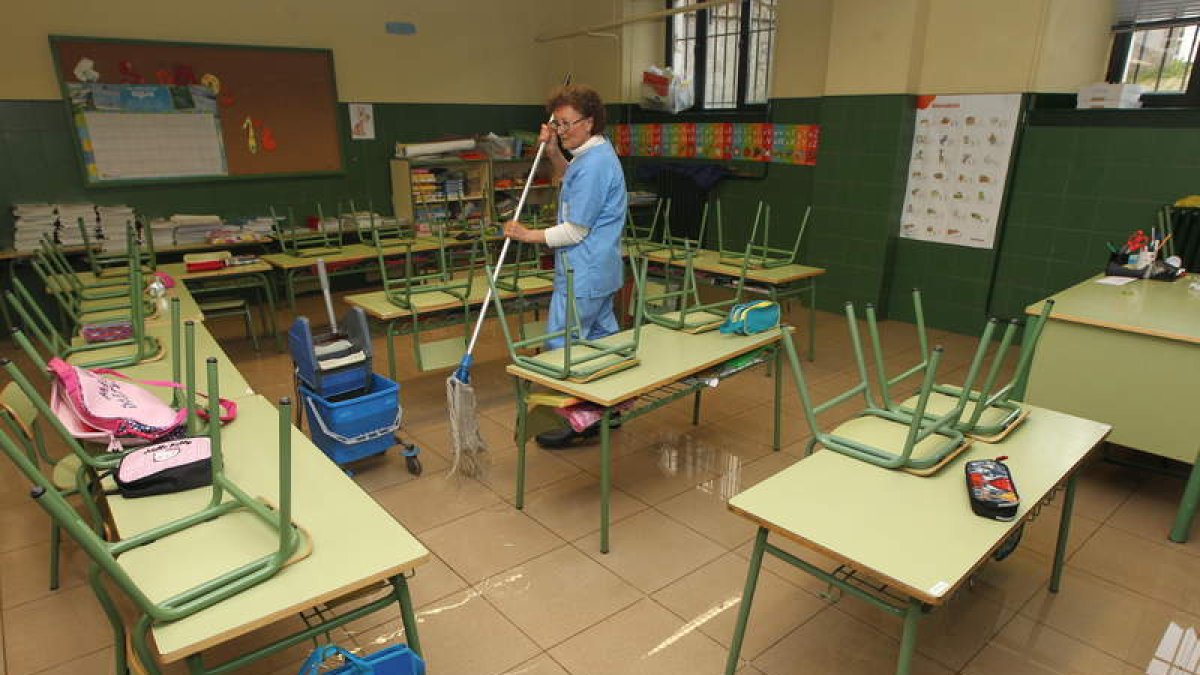 El servicio de limpieza de los colegios de Ponferrada está ahora en fase de nueva contratación.
