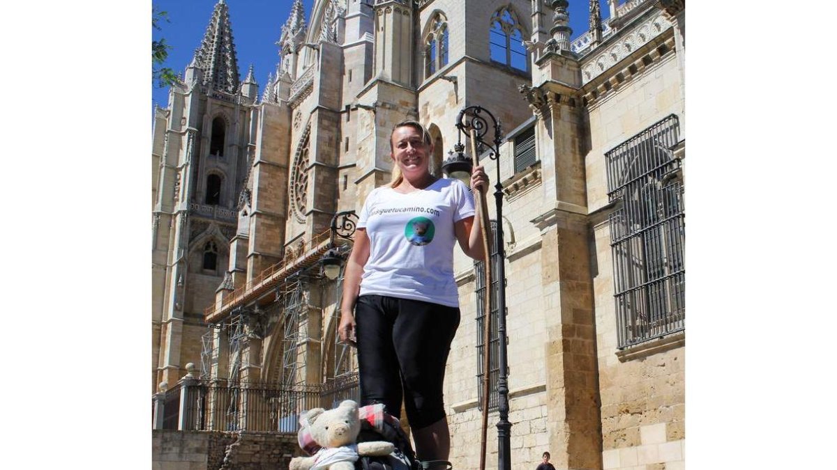 Marga y el peluche de su hijo frente a la Catedral.