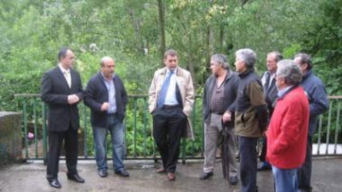 El alcalde, Carlos López Riesco, y el edil Luis Antonio Moreno con los miembros de la asociación.