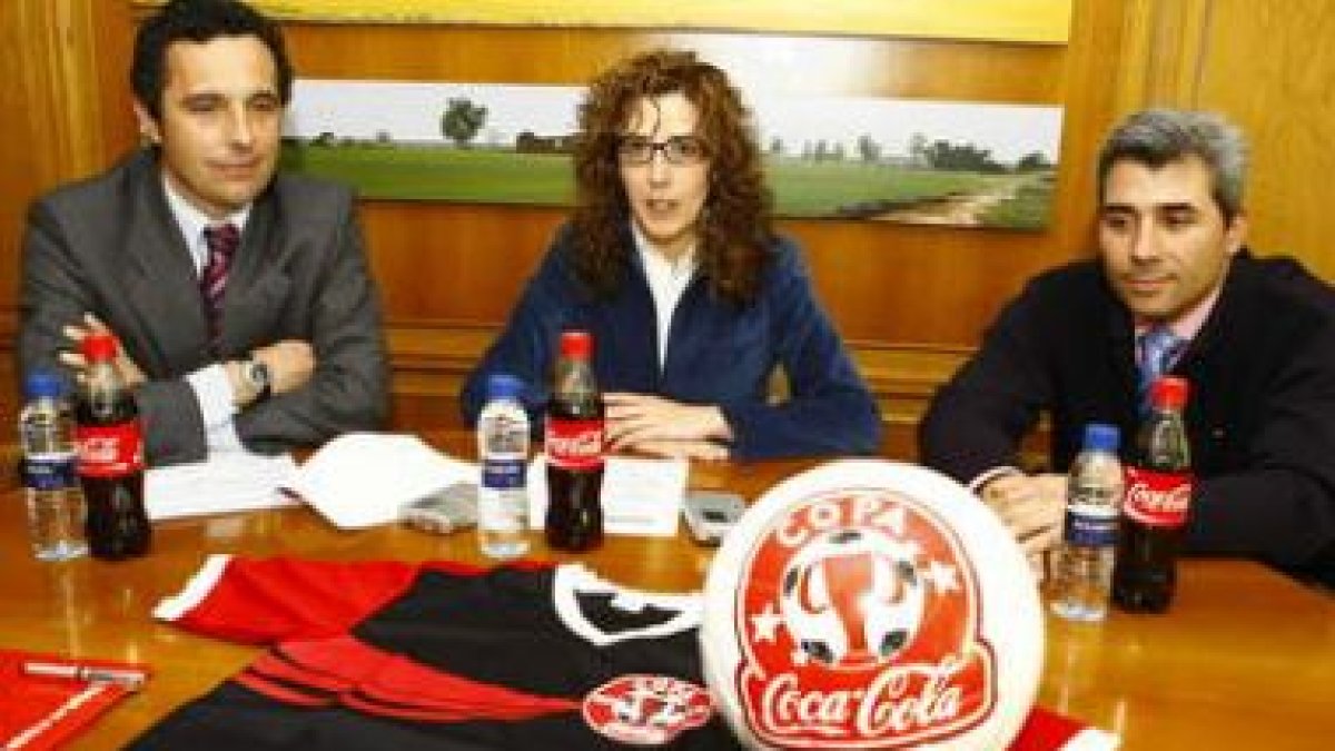 Arturo Palacios, Natalia Rodríguez Picallo e Isidro Dorado en el acto de presentación de la Copa Coc