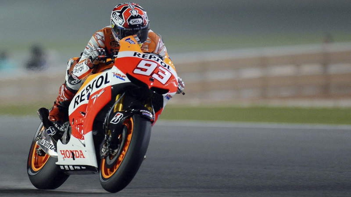 Márquez acelera en una recta durante la segunda jornada de entrenamientos en Doha.
