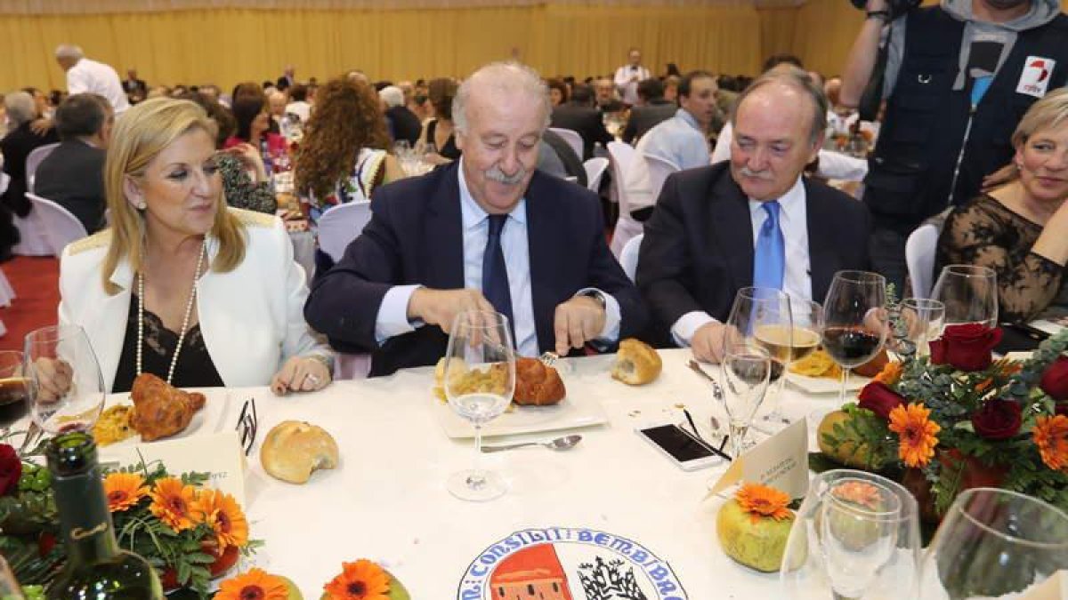 Como manda la tradición, el mantenedor del Festival del Botillo de Bembibre cató el embutido rey de la comarca. L. D. M.