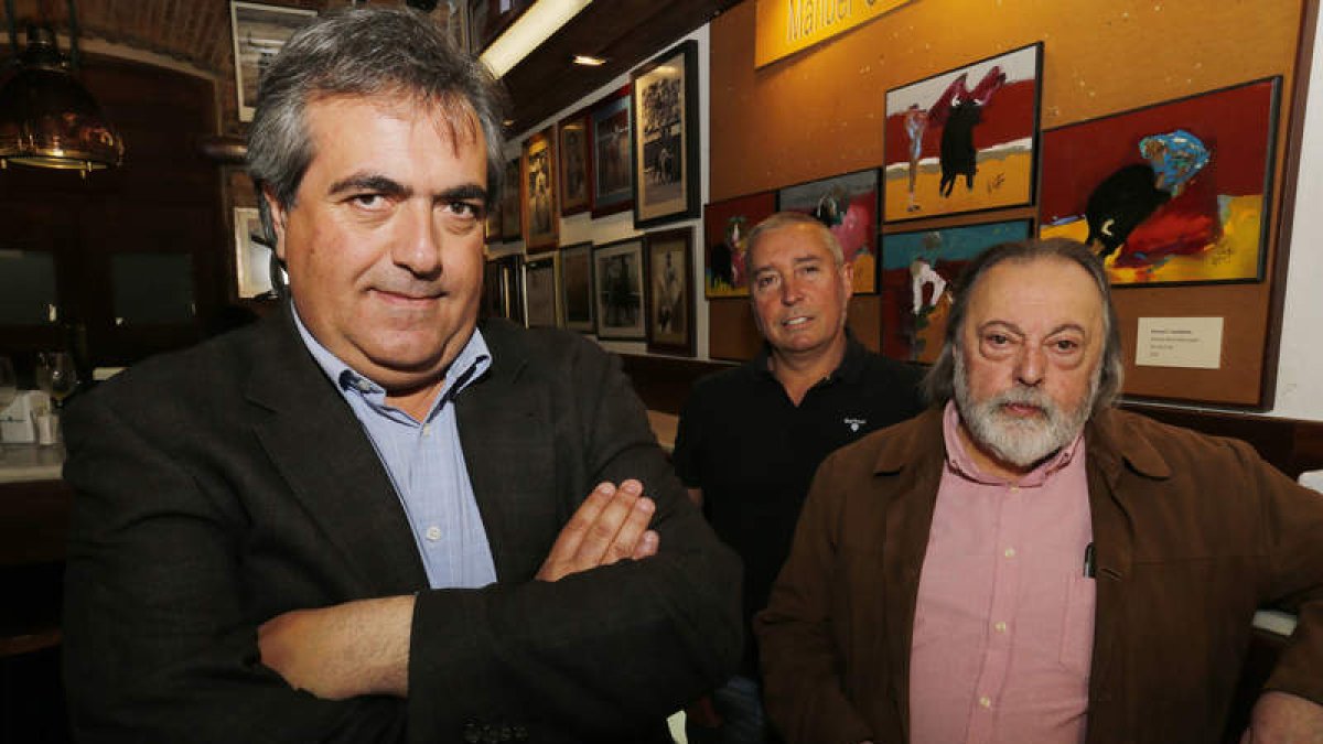 Manuel C. Cachafeiro, Javier Gómez y Juan Carlos Uriarte, en la apertura de la exposición. RAMIRO