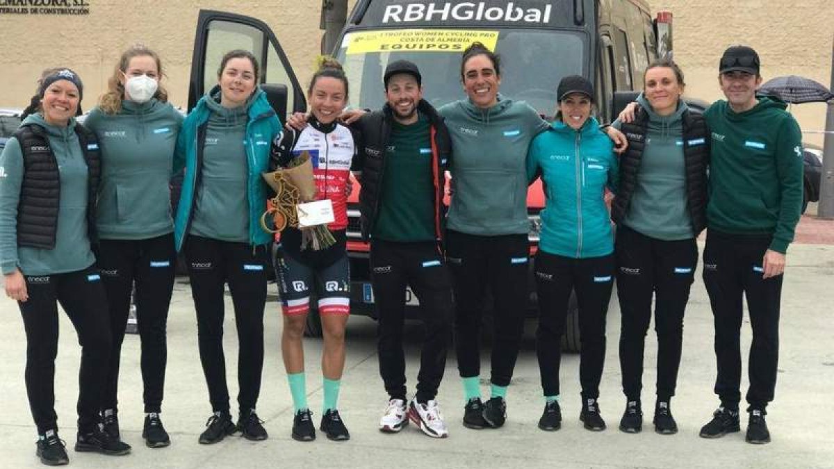 Villalón con su trofeo junto al resto del Eneicat RBH Global. ENEICAT