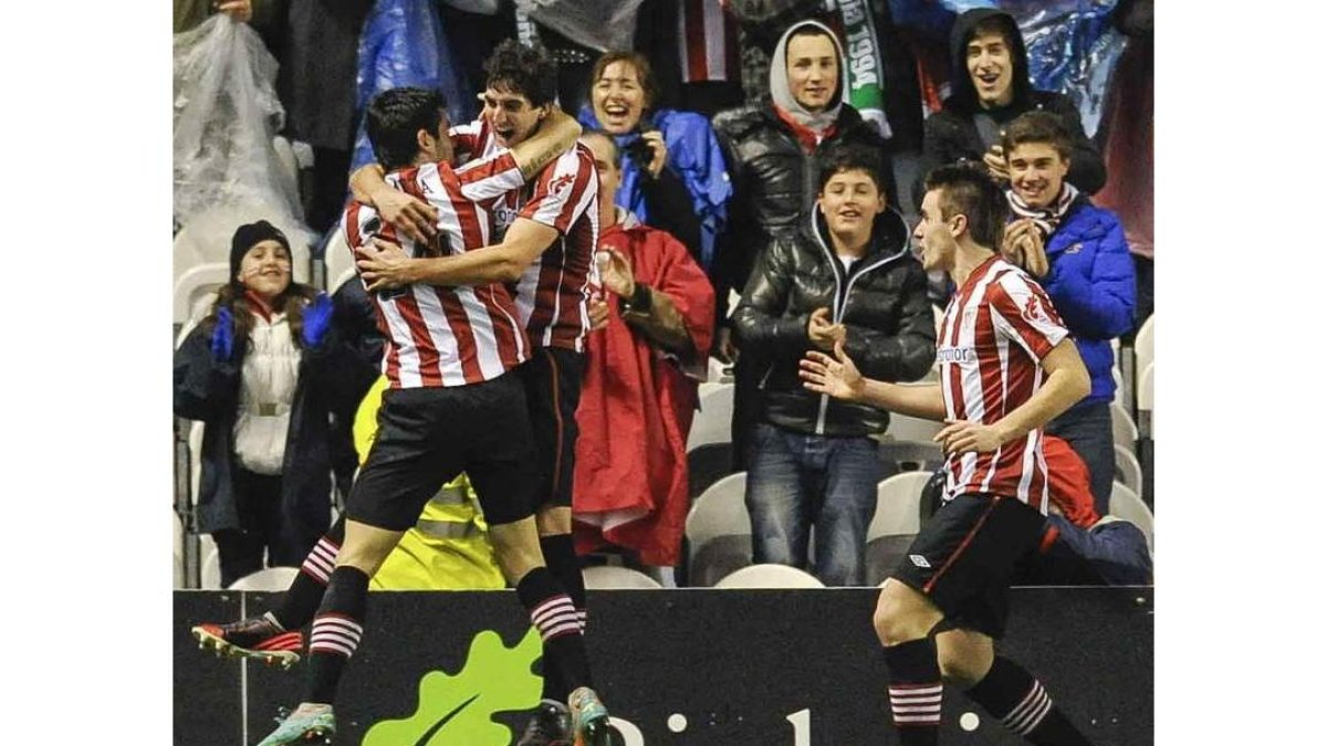 Los jugadores del Athletic celebran el gol de Susaeta.