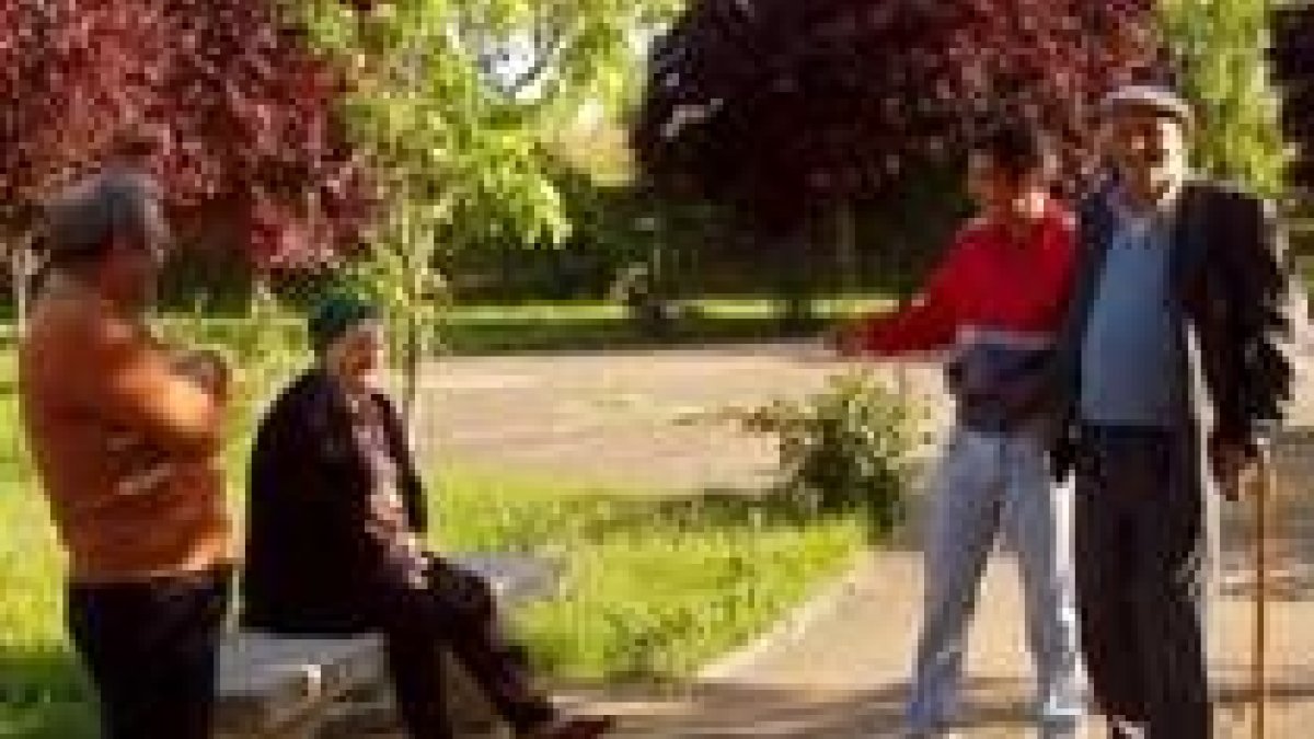 Vecinos de Cubillas charlaban ayer sobre los peculiares resultados electorales de este municipio