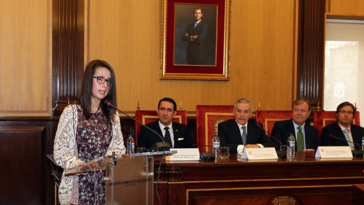 Judith del Blanco, leyendo su trabajo.