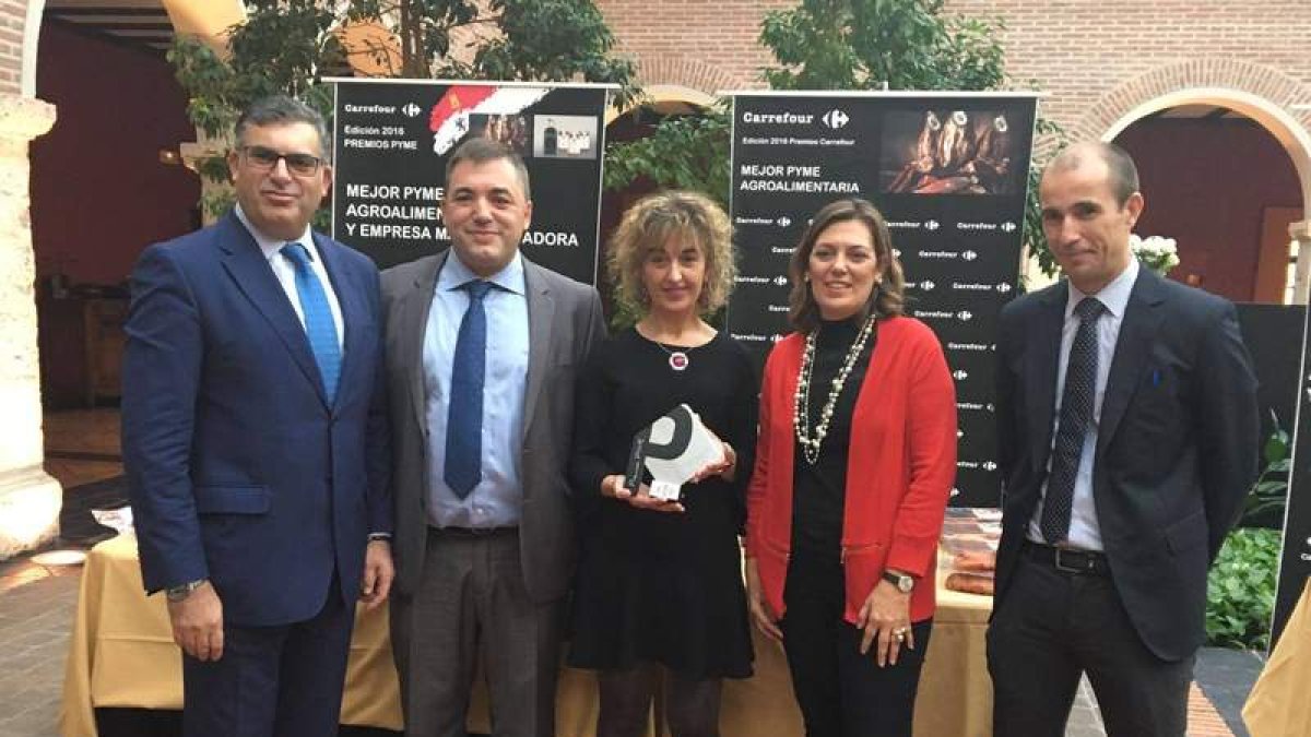 Milagros Marcos, consejera de Agricultura y Ganadería de la Junta y Gabriel García, director de Carrefour Castilla y León, hicieron entrega del premio a Cecinas Leitariegos.