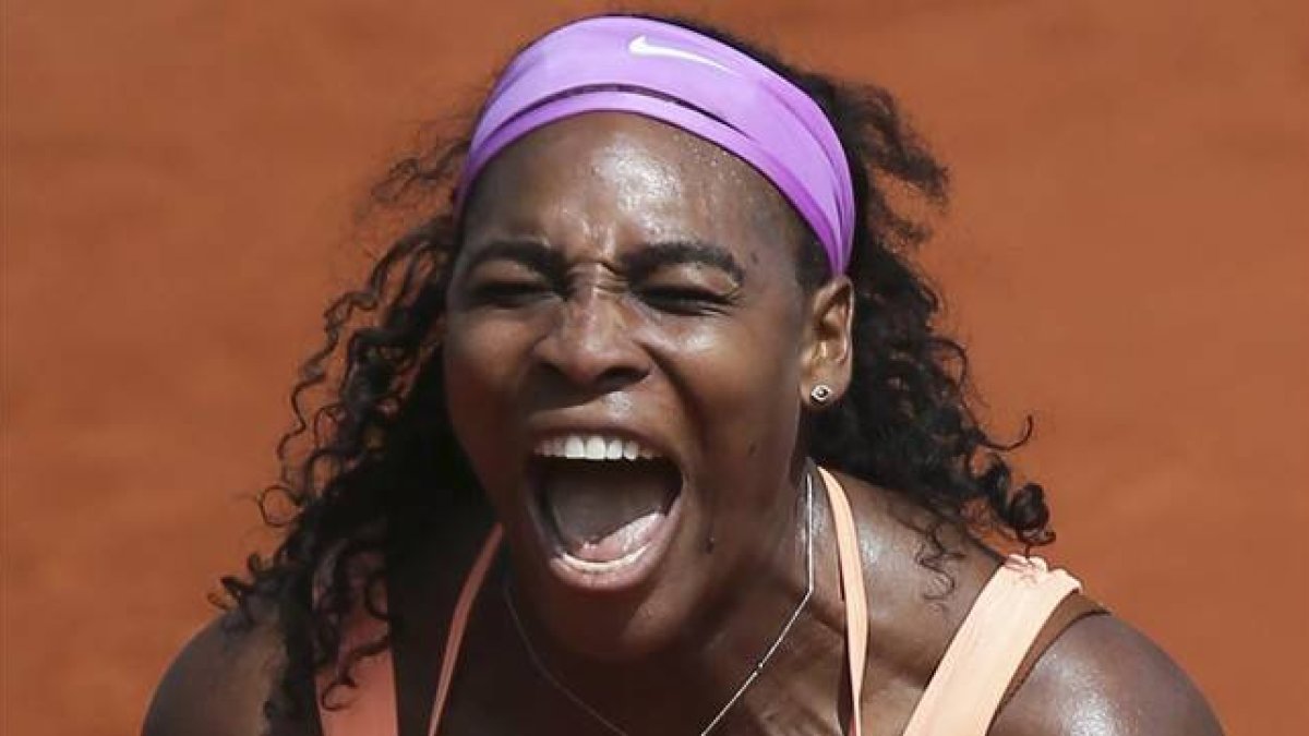 Serena Williams celebra su triunfo en Roland Garros.
