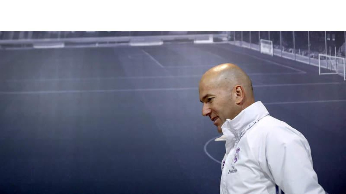 Zinedine Zidane tras el entrenamiento del Madrid en la Ciudad Deportiva de Valdebebas. E. NARANJO