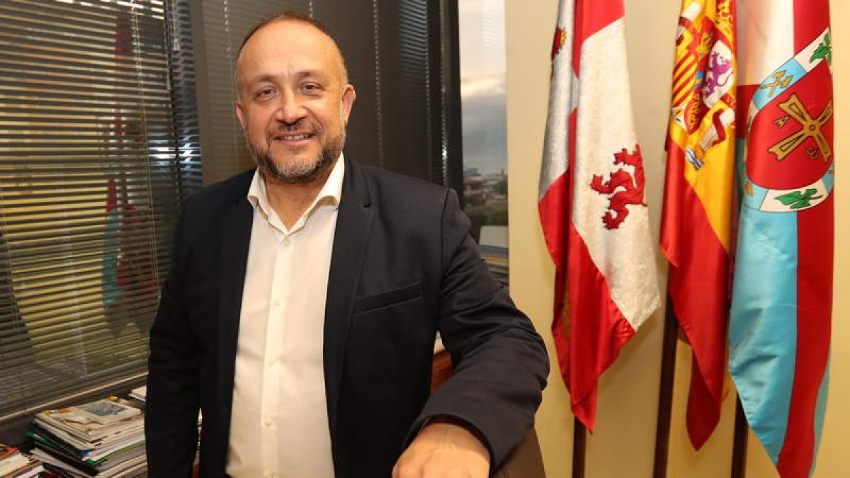 El presidente comarcal, ayer en su despacho. L. DE LA MATA