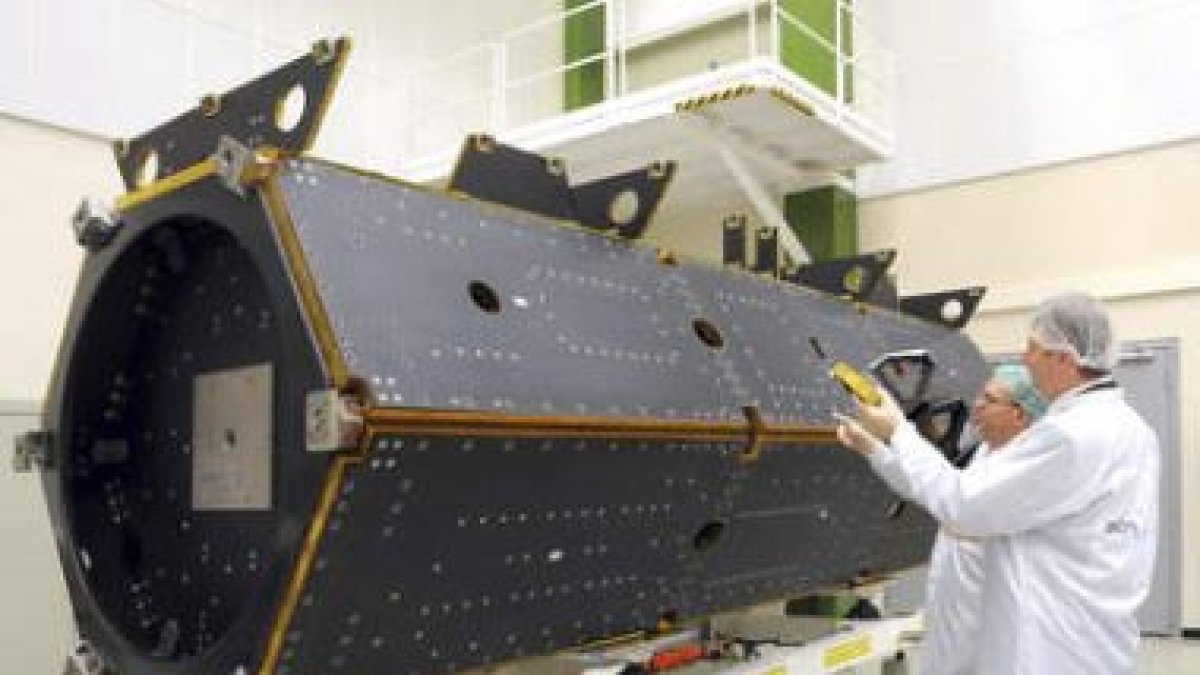 Imagen facilitada por la ESA del satélite Paz, que será lanzado el próximo año al espacio.