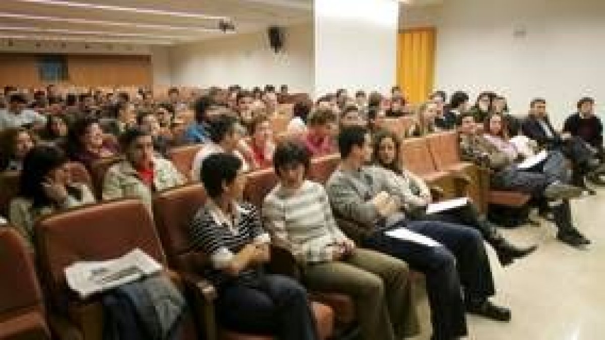 Estudiantes y profesores del campus de Ponferrada, en una imagen de archivo en el salón de actos