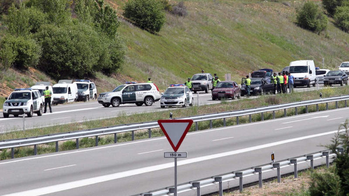 El inusitado despliegue de la Guardia Civil despertó la curiosidad de todos.