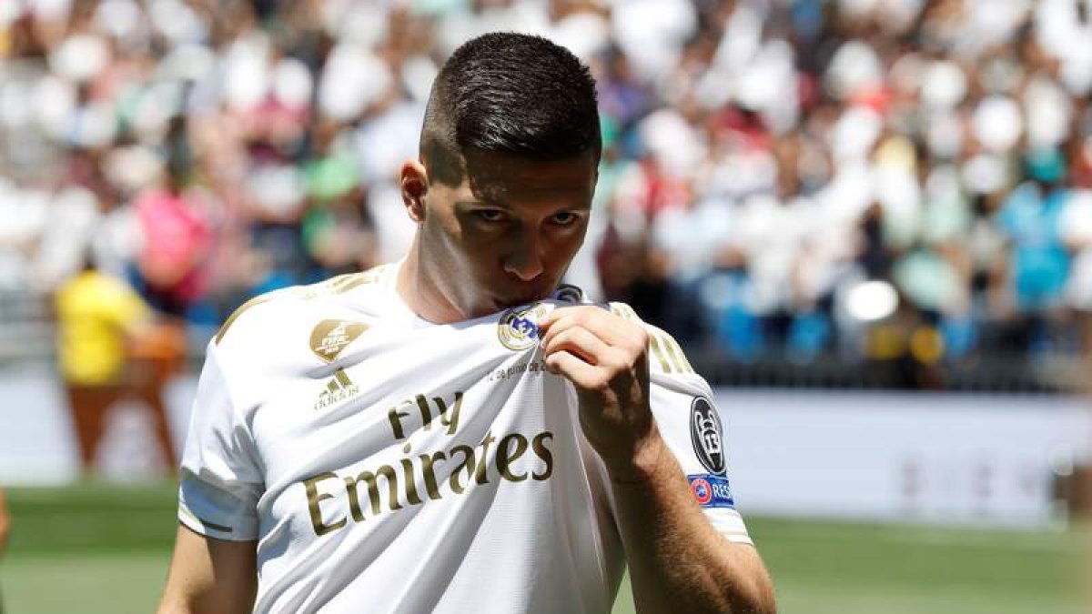 Jovic, el día de su presentación con el Real Madrid. J. CARLOS HIDALGO