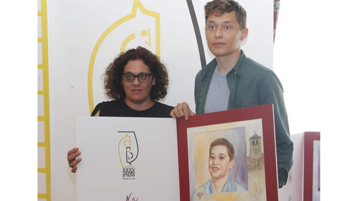 La diputada de Deportes, Susana Folla Abad, entrega el obsequio a Andrey Esipenko. RAMIRO
