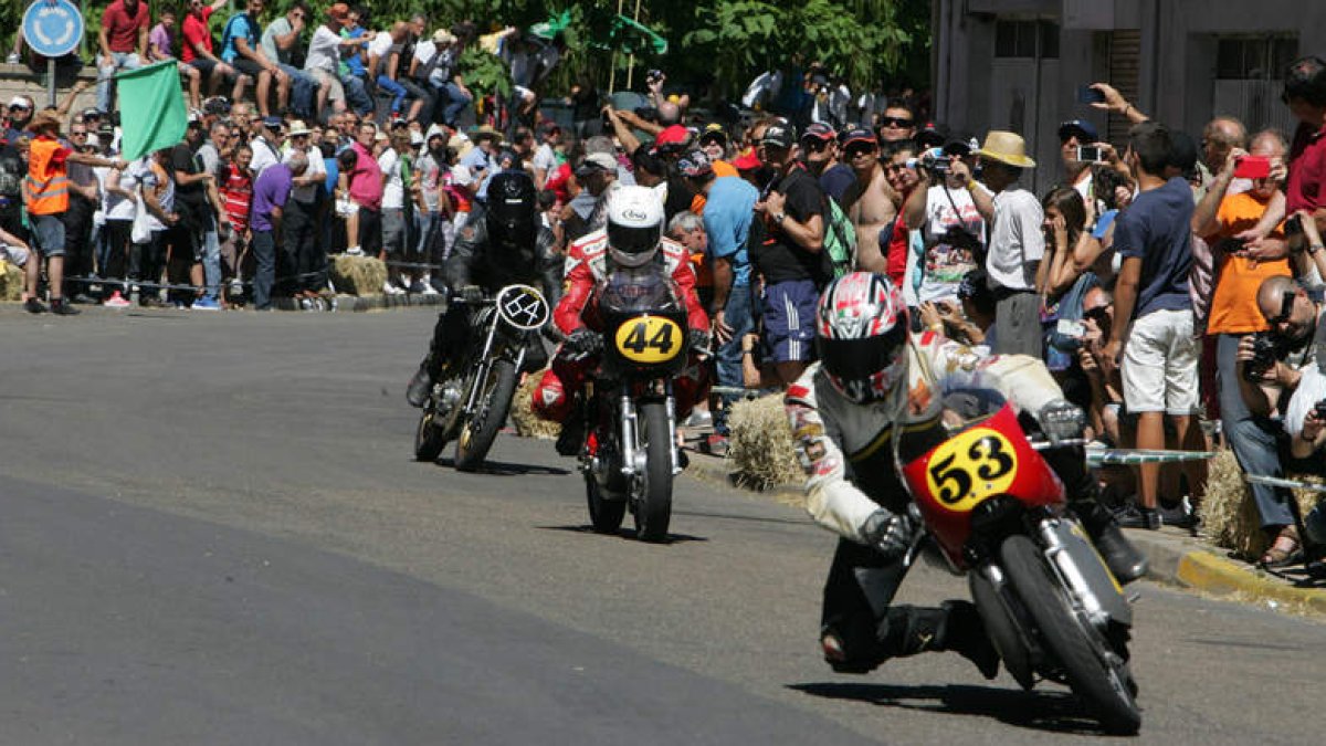 El GP Ciudad de La Bañeza cumple el próximo fin de semana su 57ª edición con una nómina de pilotos que superará los 160 en la parrilla del trazado urbano. SECUNDINO PÉREZ