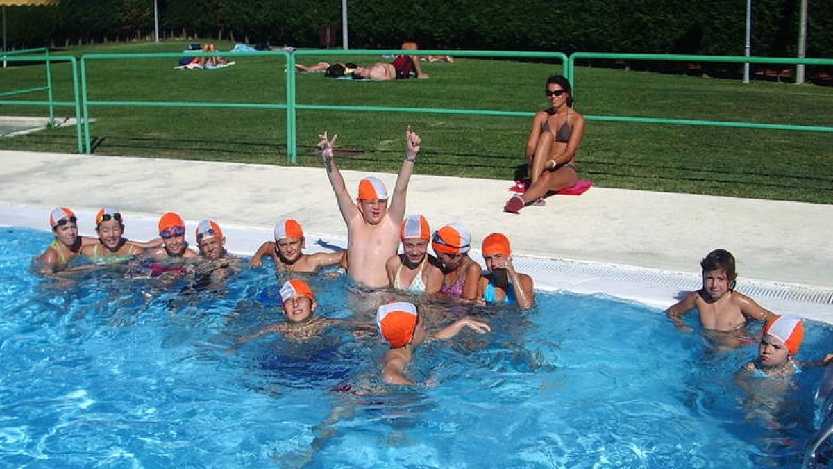 Los campamentos aprovechan la piscina municipal.