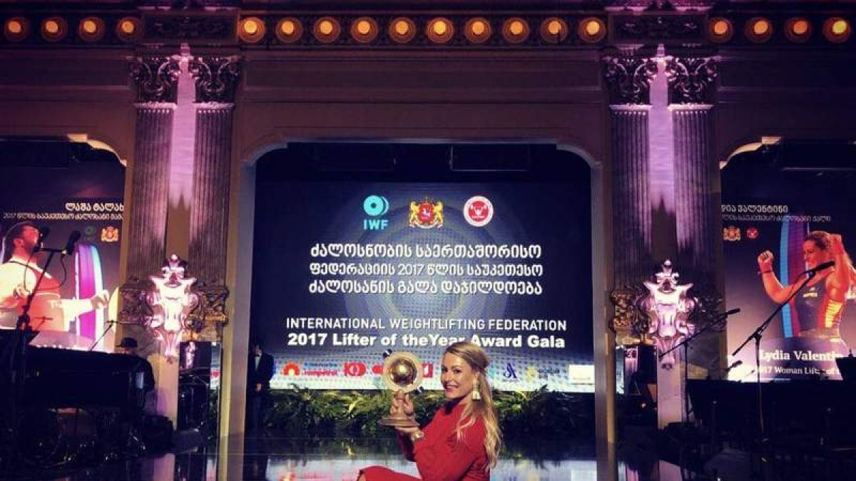 Lidia posa en el escenario de la Gala con su trofeo como mejor haltera mundial. TWITTER LIDIA VALENTÍN