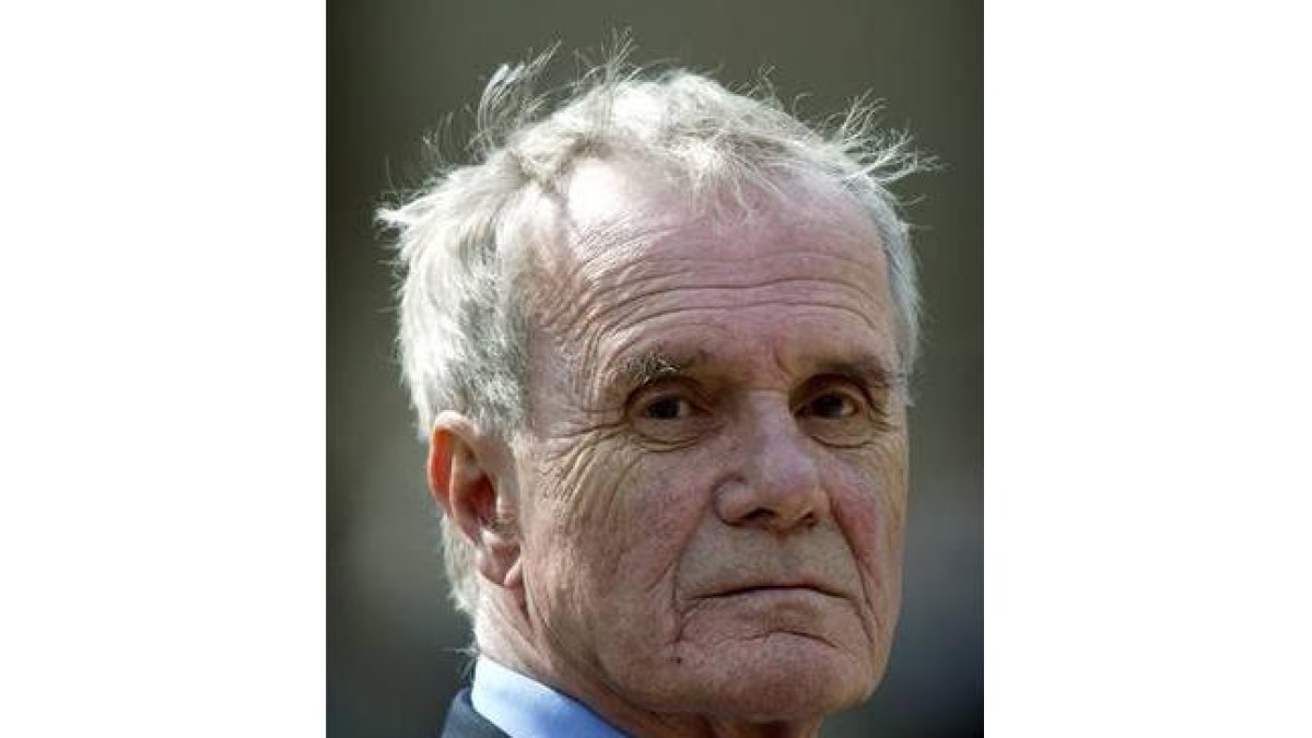 Pierre Schoendoerffer, durante una ceremonia en París, en mayo del 2004.