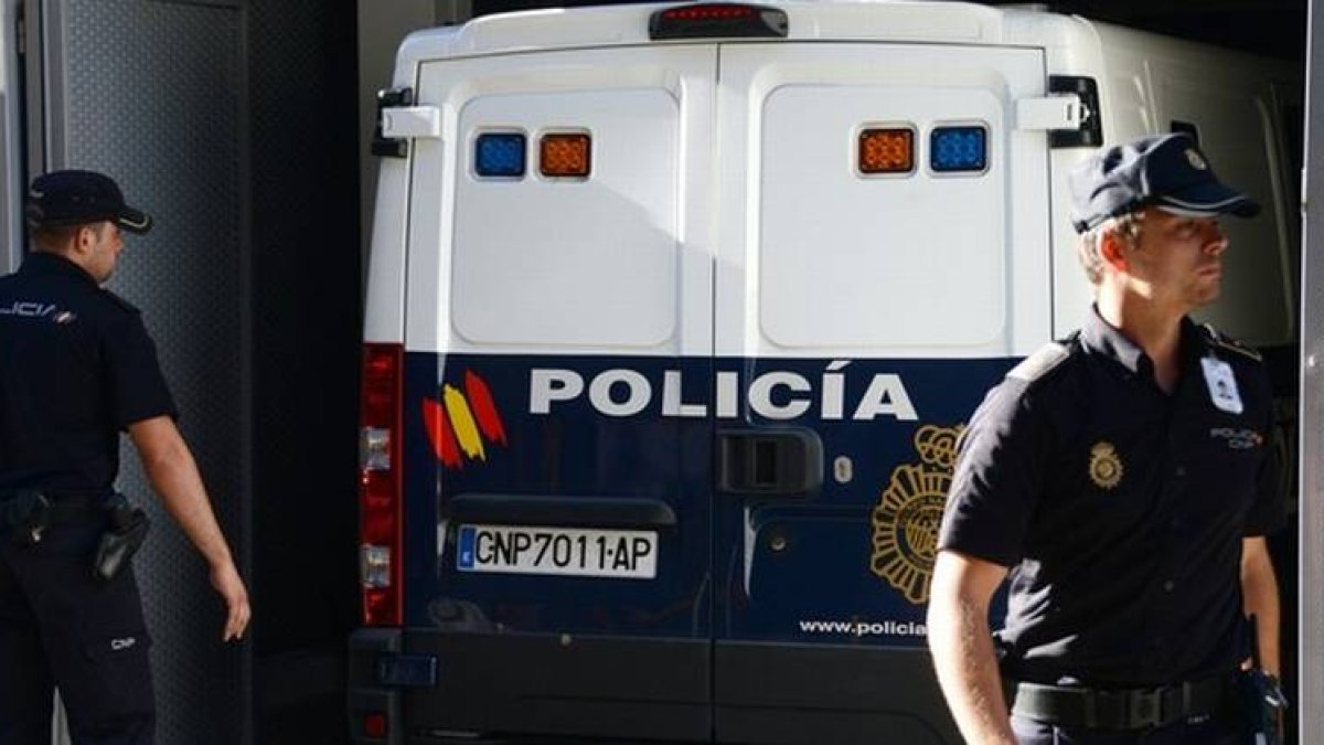 Llegada a la sede de la Audiencia Nacional del furgón policial que traslada al pederasta Daniel Galván.