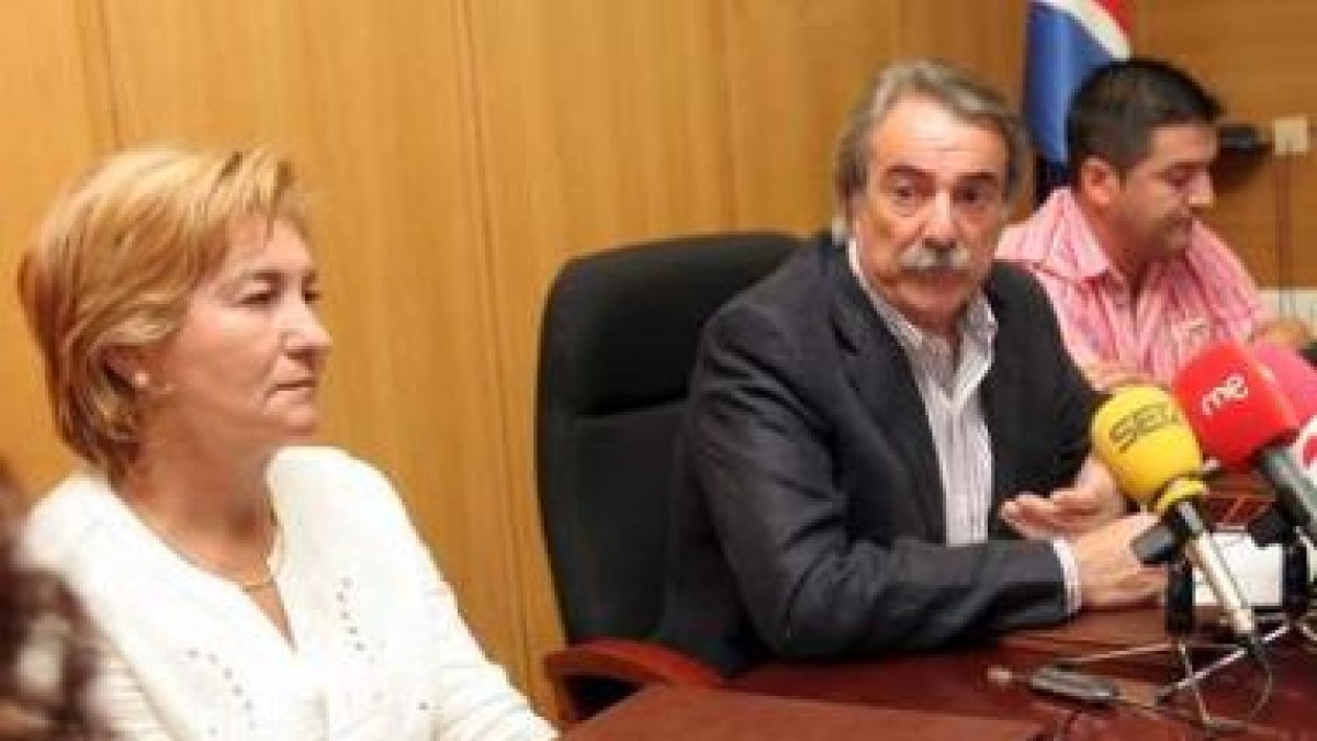 El alcalde de Camponaraya, en el centro, con dos de sus concejales.