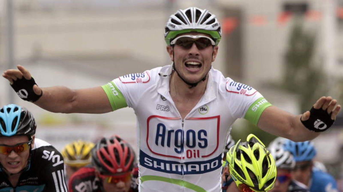 El alemán John Degenkolb levanta los brazos tras ganar la segunda etapa de la Vuelta Ciclista a España.