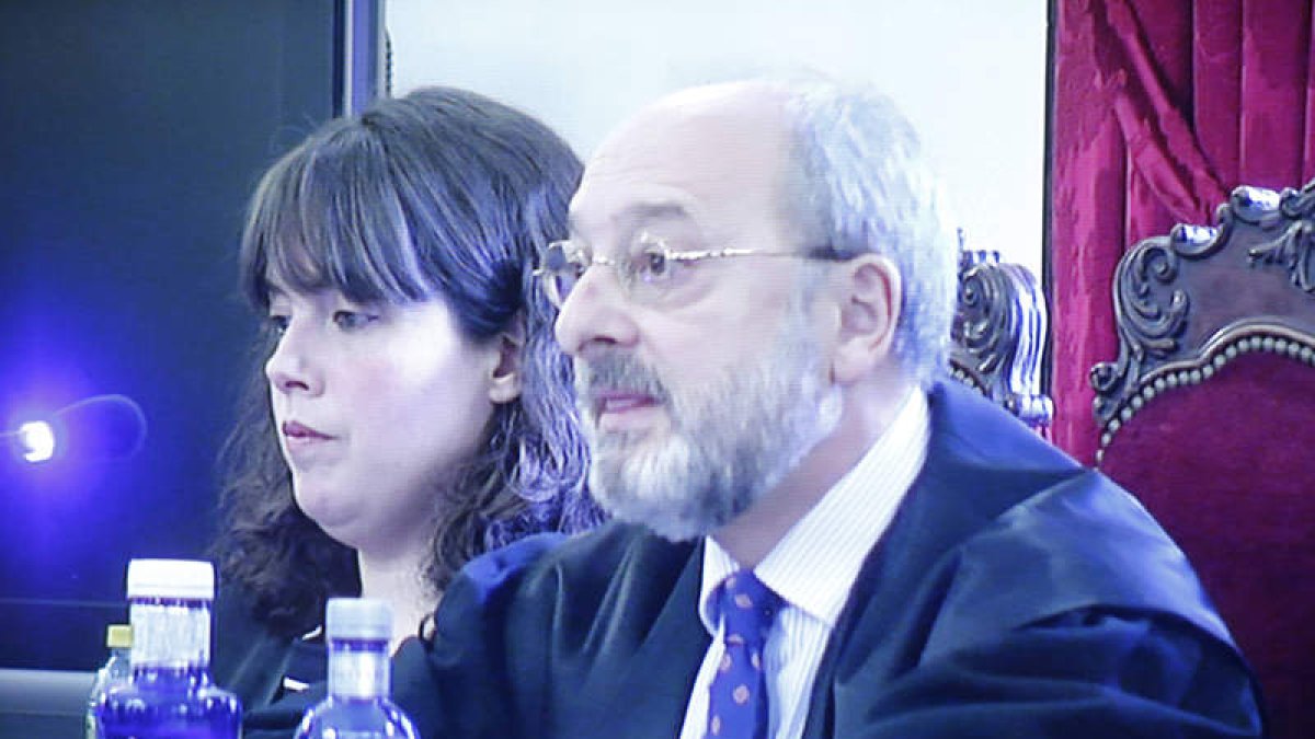 La fiscal y uno de los letrados de la acusación particular. MARCIANO PÉREZ