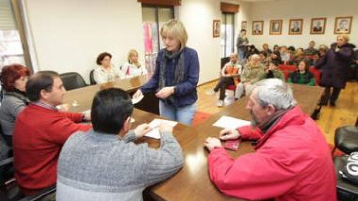 Una madre recoge el cheque con la ayuda del Ayuntamiento a la compra de libros.