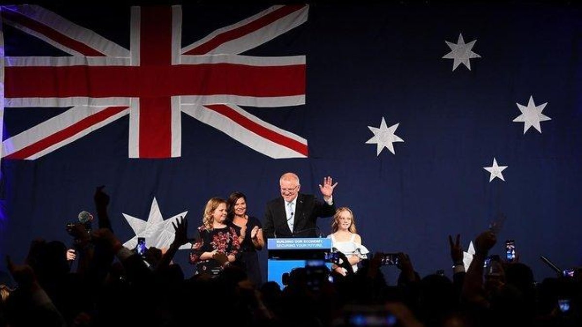 El primer ministro australiano Scott Morrison celebra su victoria en Melbourne con su mujer y sus dos hijas.
