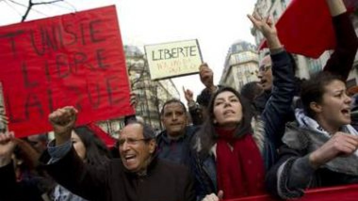 Los manifestantes portaban pancartas en las que defendían un estado tunecino libre y laico.