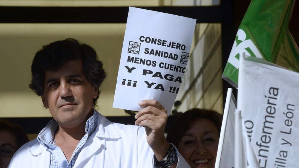 Los empleados sanitarios se concentraron en las puertas de hospitales y centros de salud